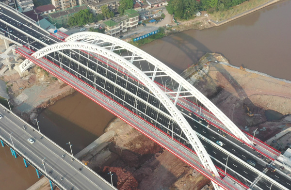 12月21日，平陆运河钦州城区首座跨运河桥梁——南珠大街跨江桥主线桥(钦江一桥)建成通车。