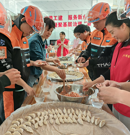 新業態新就業群體聯合黨支部黨員與外賣小哥等，在來賓市來“新”驛站開展暖心冬至活動。 康欽/攝