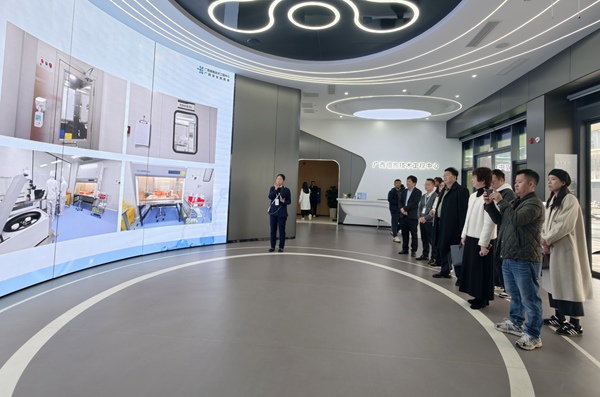 参观细胞技术工程中心。阳佳敏摄