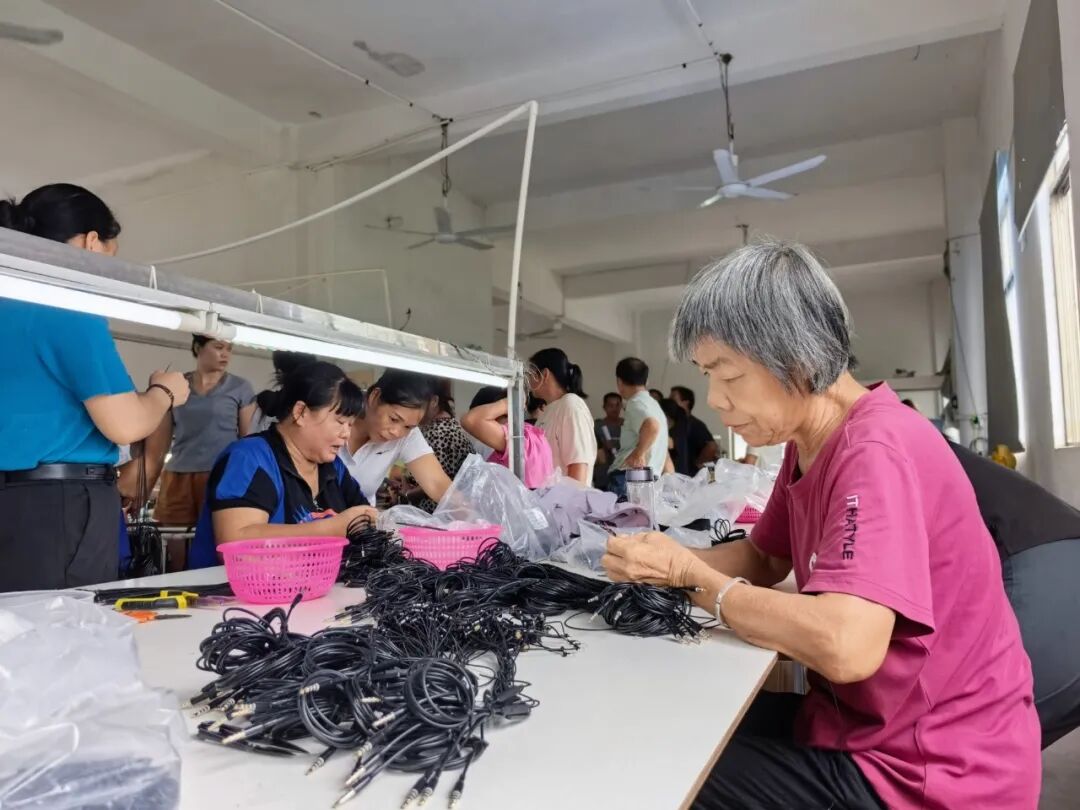 拉仁镇易安群众在“家门口”就业。