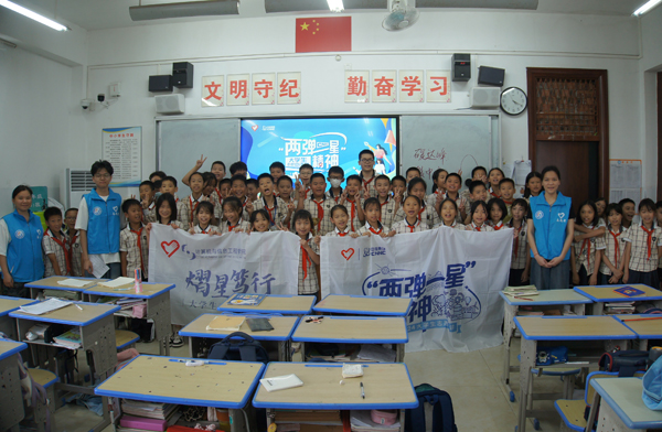 合影留念。广西职业师范学院供图