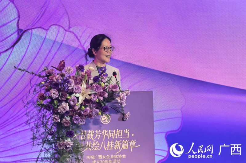 自治区妇联党组书记、主席胡晶波致辞。人民网 庞惠文摄