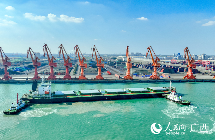 貨船即將靠泊北海港口岸鐵山港西港區北暮作業區。