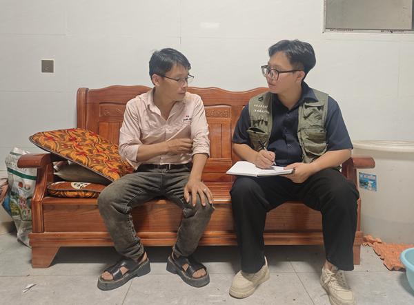 黄国府走访群众。右江民族医学院提供