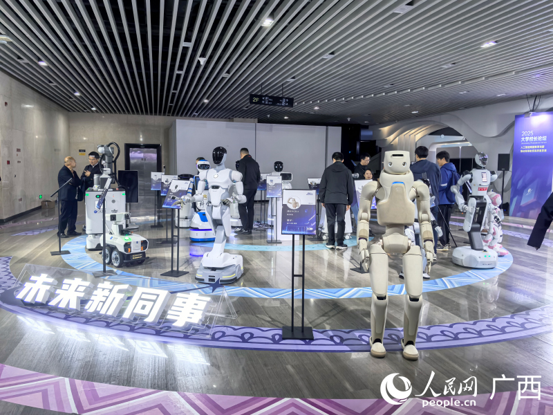 活動現場展示的各類具身智能機器人。人民網記者 付華周攝