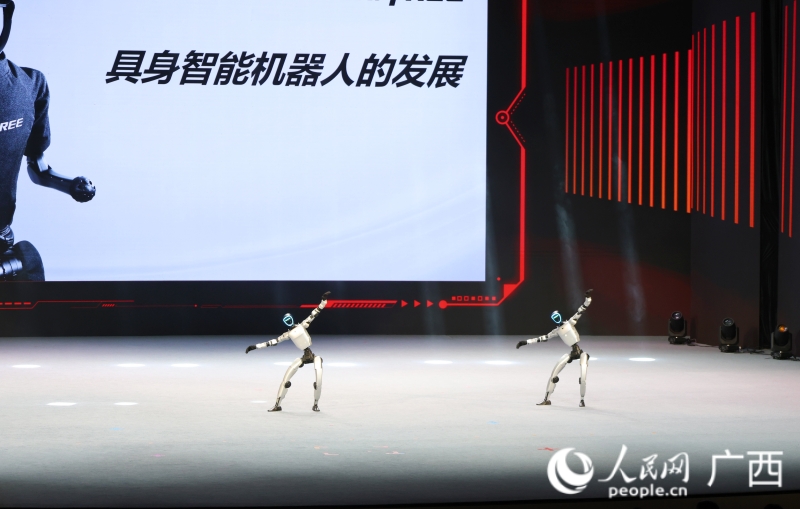 人形機器人跳舞。人民網 韋歡攝