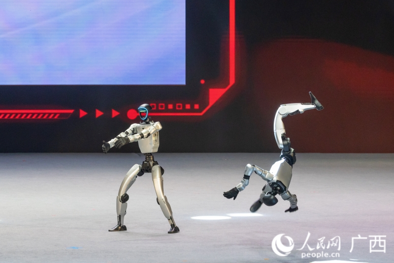 人形機器人絲滑表演后空翻。人民網記者 嚴立政攝