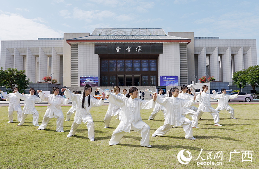 学生与老师练习。人民网 梁章晖摄