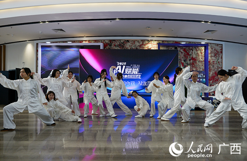 学生合照。人民网 梁章晖摄