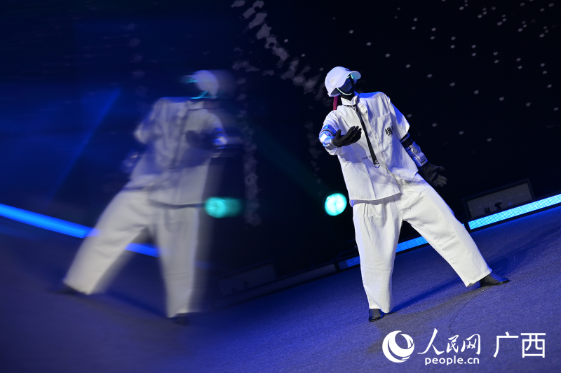 人形机器人在进行街舞比赛。人民网记者 雷琦竣摄