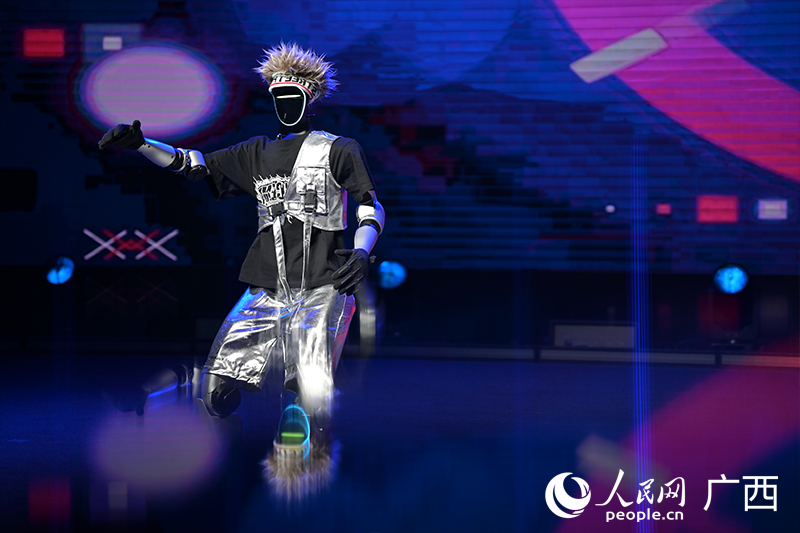 人形机器人在进行街舞比赛。人民网记者 雷琦竣摄
