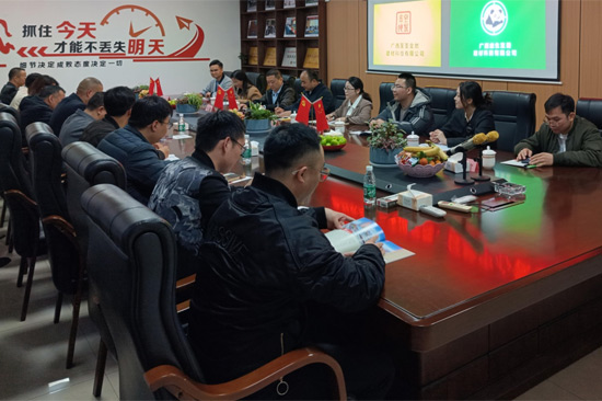 谢小利博士带领团队与企业进行座谈交流。曾燕摄