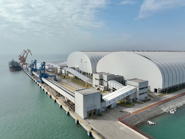 俯瞰国能广投北海能源基地10万吨级码头。