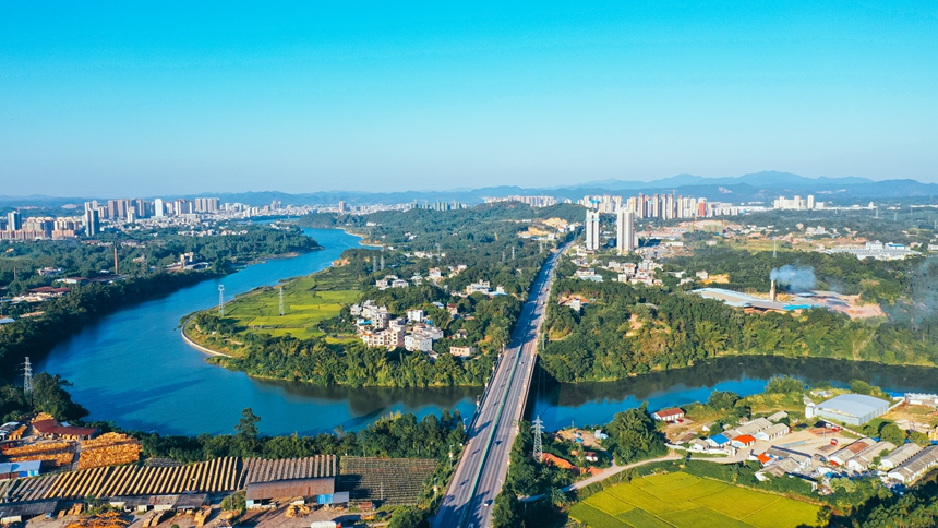 国道241线呼和浩特至北海公路容县容西镇同古桥。蔡倩摄