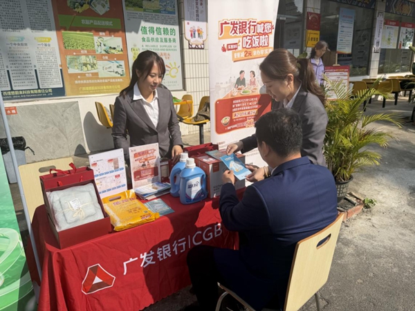 广发银行南宁分行客户经理现场为客户讲解金融消保小常识。黄奎嘉摄