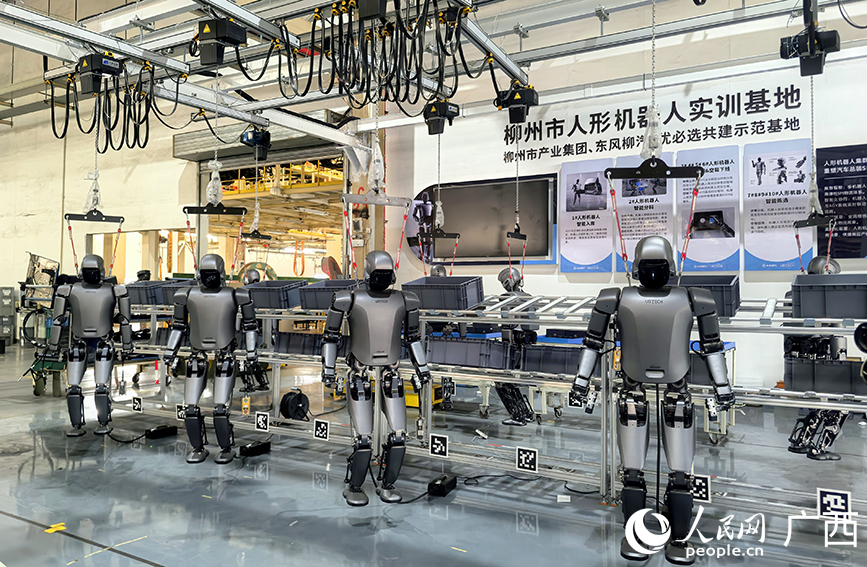柳州市人形機器人實訓基地。人民網 付華周攝