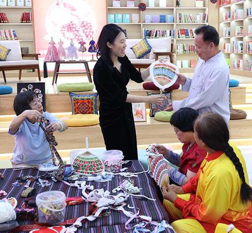 南宁市沛鸿社区“石榴红会客厅”内,团扇手工DIY课温馨开展。 记者何明华/摄