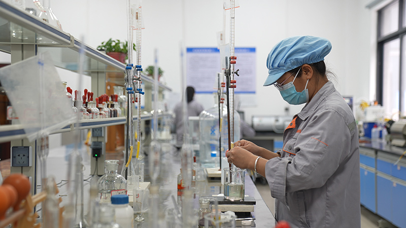广西兴业时泰纳米科技有限公司实验室内，工作人员在进行实验操作。宁诗琪摄