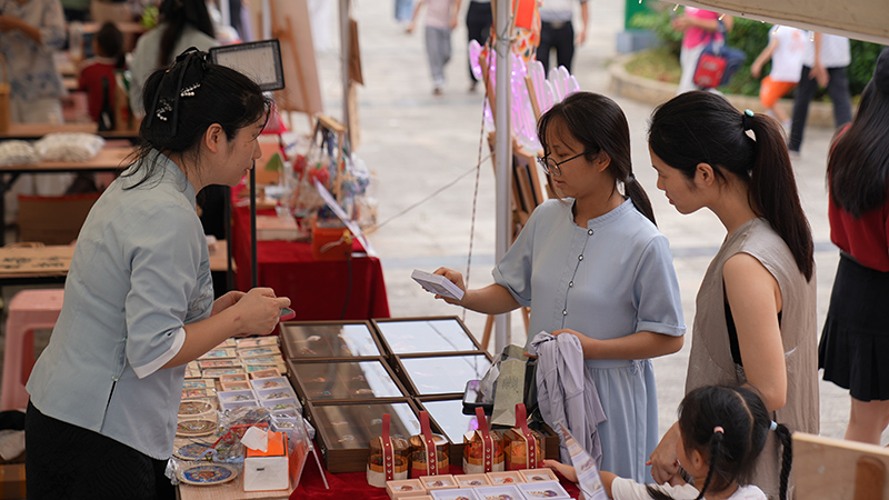 6月20日,兴业县2025年“相约东龙·潮玩盛夏”暨茶饮嘉年华系列活动中的兴味茶饮市集,游客正在浏览选购特色商品。宁诗琪摄