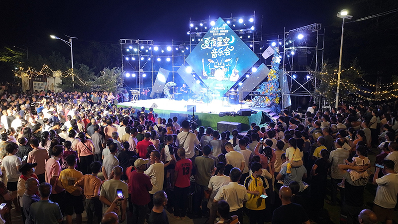 6月20日,兴业县2025年“相约东龙·潮玩盛夏”暨茶饮嘉年华系列活动——夏日星空音乐会现场,吸引众多市民游客观看。覃锋摄