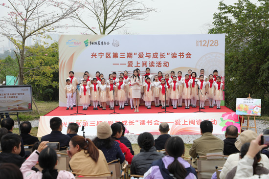 興寧區第三期“愛與成長”——愛上閱讀讀書會在十裡花廊書院舉行。（拍攝：侯呈志）