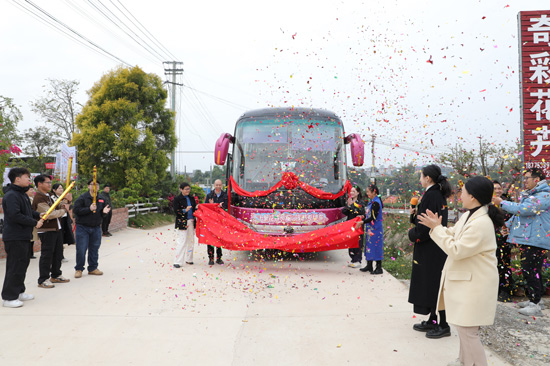 十裡花卉長廊旅游專線車發車儀式，這一舉措成功破解了十裡花卉長廊片區公共交通接駁的瓶頸（拍攝：黃玉瑩）。