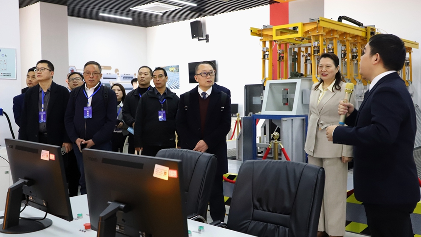 与会嘉宾参观学校建设成果。覃崇夏摄