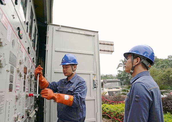 工作人員對永福大橋跨運河新線路進行操作送電。翟晉升攝