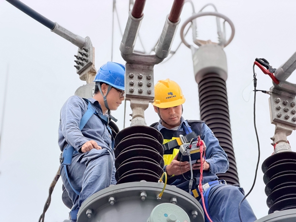 南方電網廣西欽州供電局變電檢修人員組織開展久隆變電站新增3號主變投運前驗收工作。黎梓麗攝