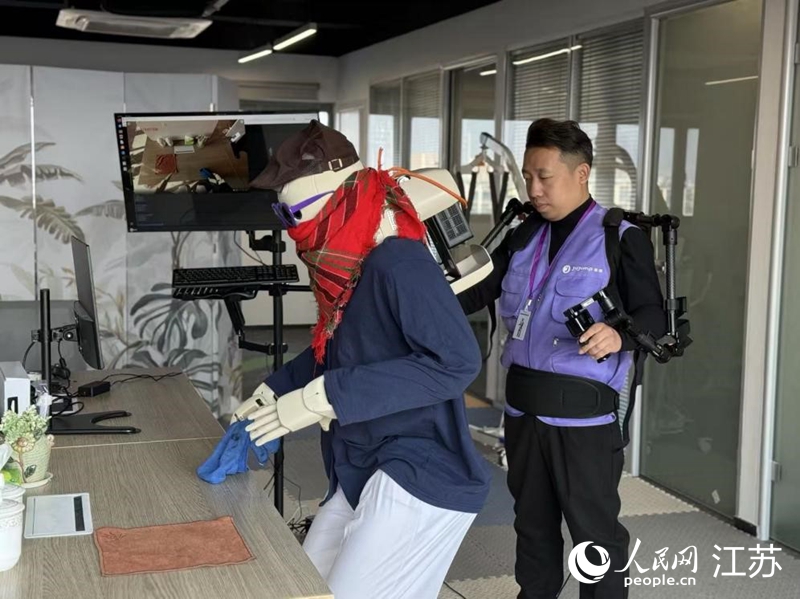 机器人正在练习抓取和放置等基本动作
