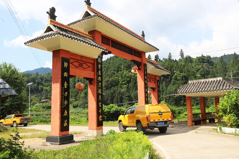 融水供電公司四榮供電所黨員服務隊開展用電隱患排查。韋丹攝