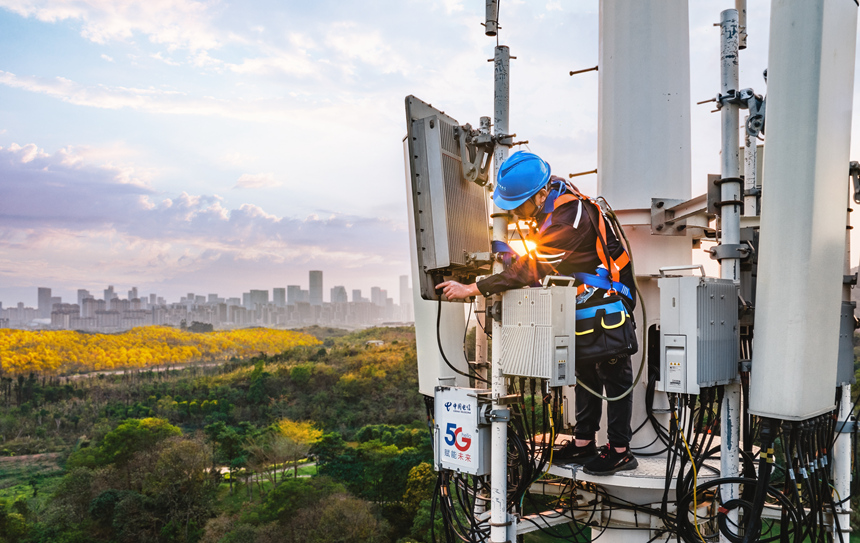 中国电信南宁分公司施工人员在安装调测旅游景区的5G基站。 电宣 摄
