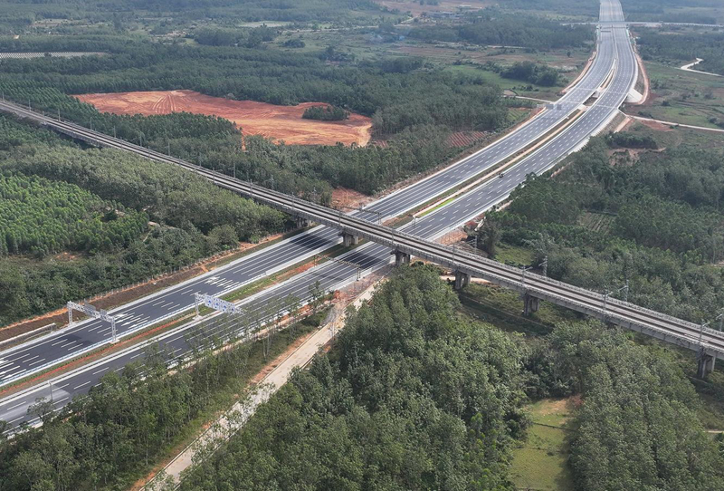 洋浦疏港高速公路与环岛高铁交汇处