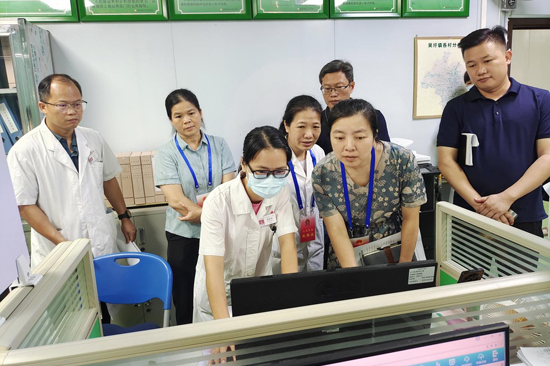 城区人大常委会调研组实地查看公共卫生信息系统操作