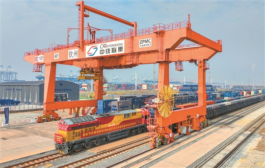 12月30日，西部陆海新通道第10218列海铁联运班列发车。记者 周军/摄