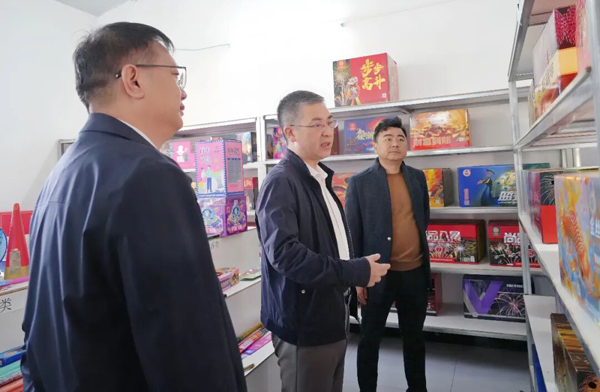 银海区委副书记、区长郭彦江（中）调研烟花爆竹全链条监管工作