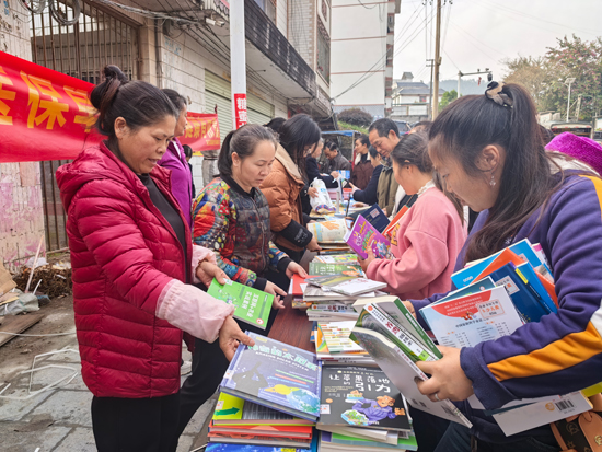 群眾現場認真挑選畜禽養殖和文學類書籍。