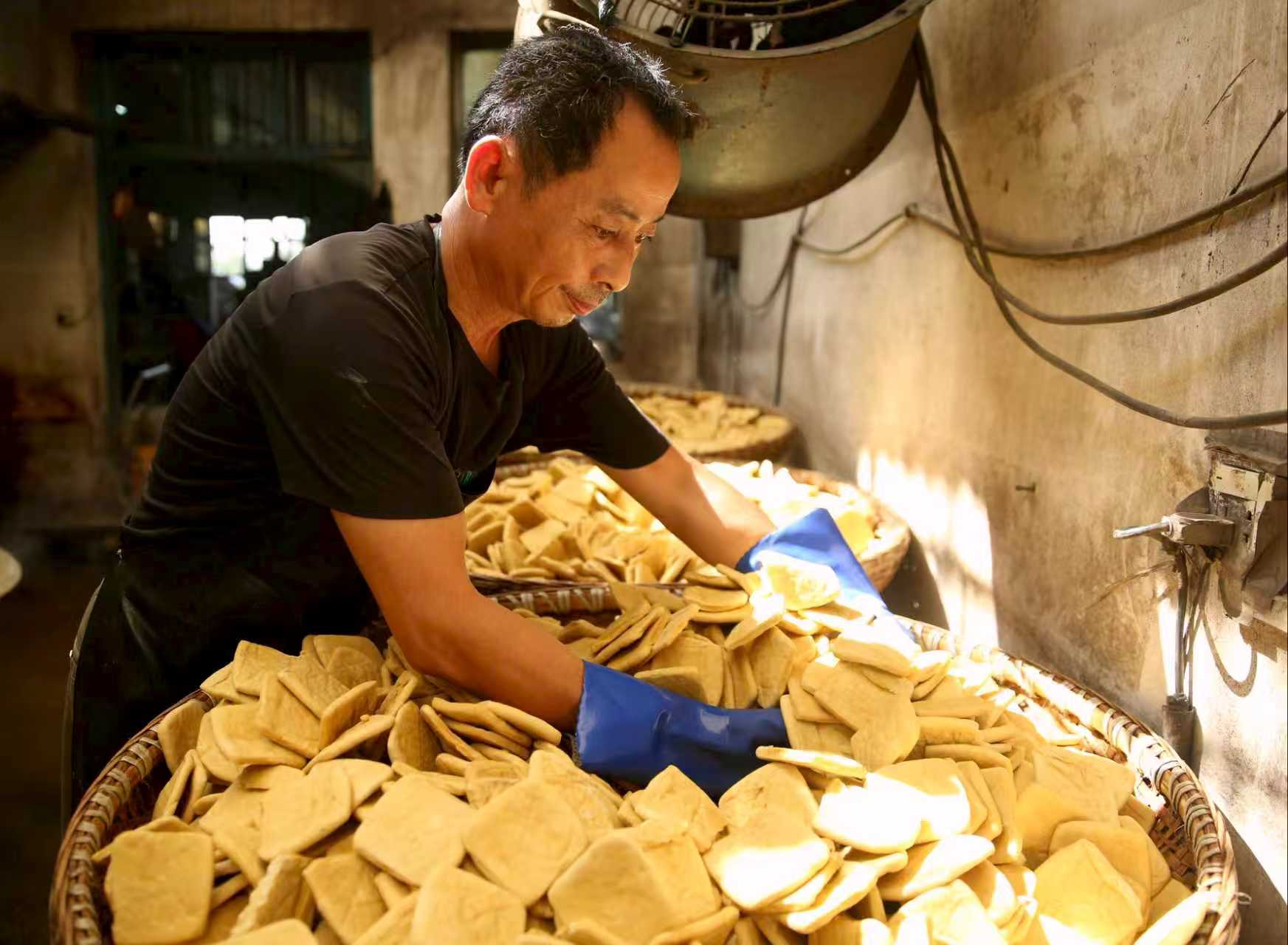 工人正在制作丰乐酱干
