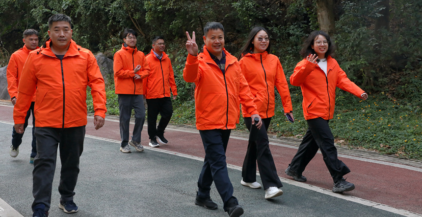 “健步走”活動中的員工們。張怡琦攝