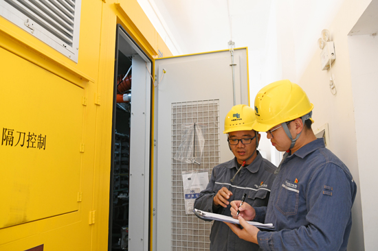 南方電網廣西桂林供電局變電所工作人員對直流融冰裝置開展檢查測試，做好融冰除冰准備。莫希濤攝