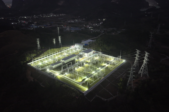 夜幕下的220千伏荔浦变电站。江政兴摄