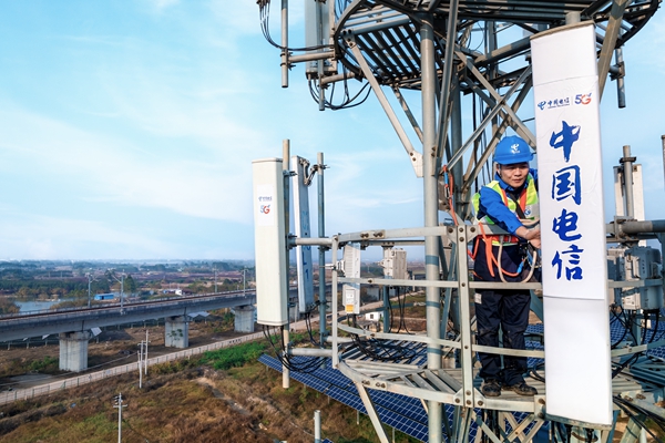 贵港电信网络建设人员前往偏远山村进行基站建设。广西电信供图