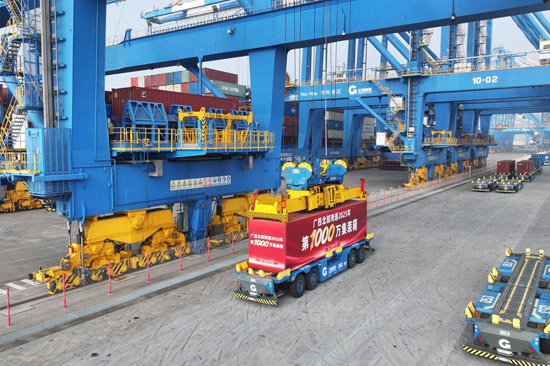 广西北部湾港第1000万标箱起吊。广西北部湾港集团供图