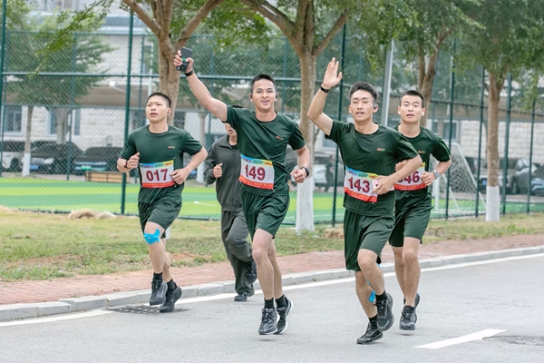 官兵们在进行半程马拉松跑步。