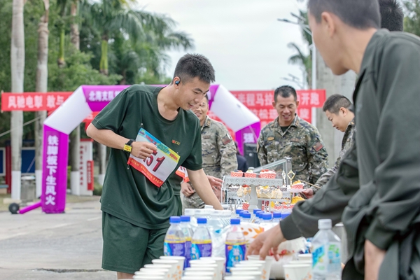 官兵们在补给点补充能量。