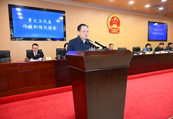 覃天卫代表作履职情况报告。谭乃豪摄