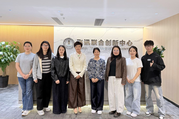 調研團隊師生與飛訊(廣西)會計工廠合影。學校供圖