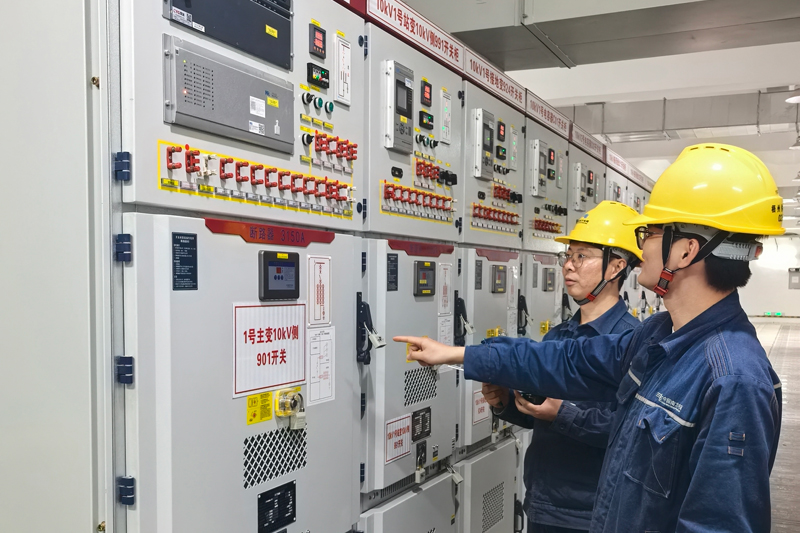 工作人员开展主变开关柜投运前检查。王刚摄
