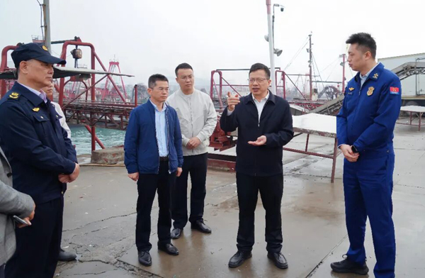 罗鹏（右二）到电建渔港督导检查