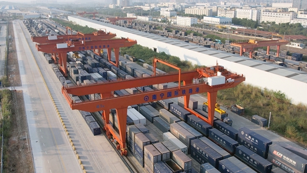 南宁国际铁路港内正在进行中越班列装车作业(陈智彬 摄).jpg